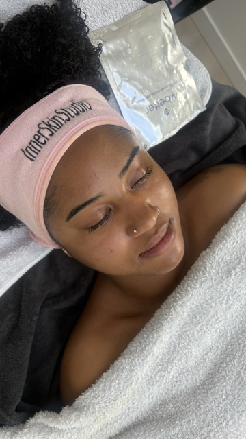 Klant met hoofdband van Inner Skin Studio