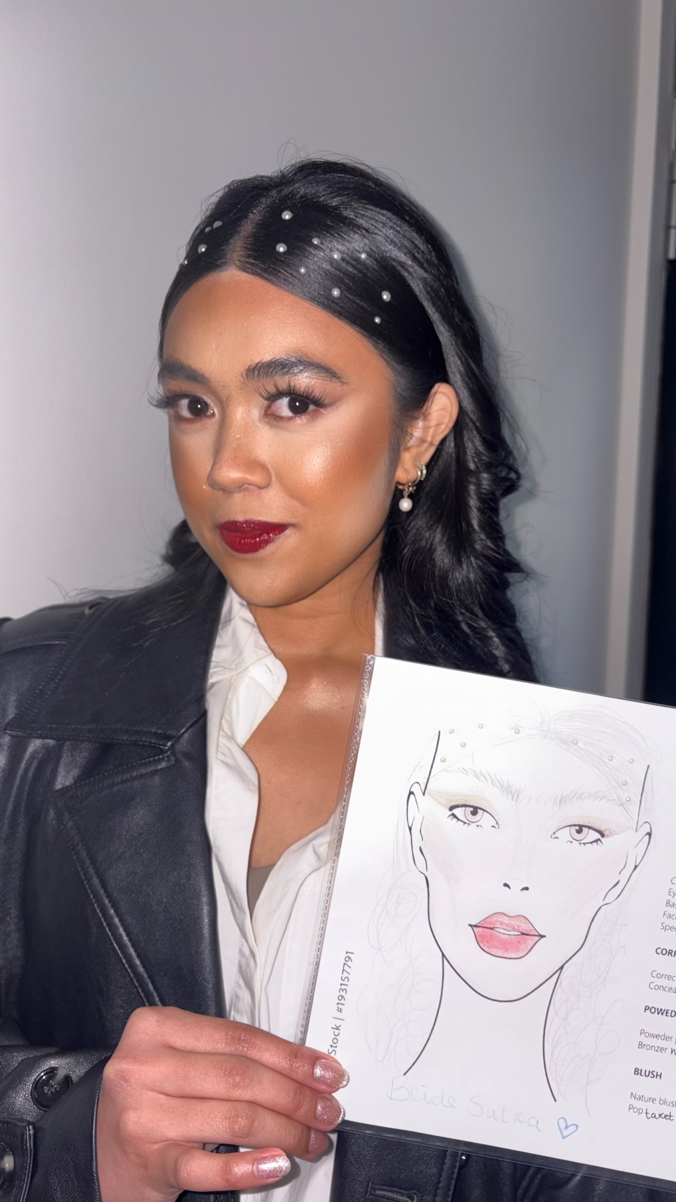 Klant met haar persoonlijke facecard na de make-up