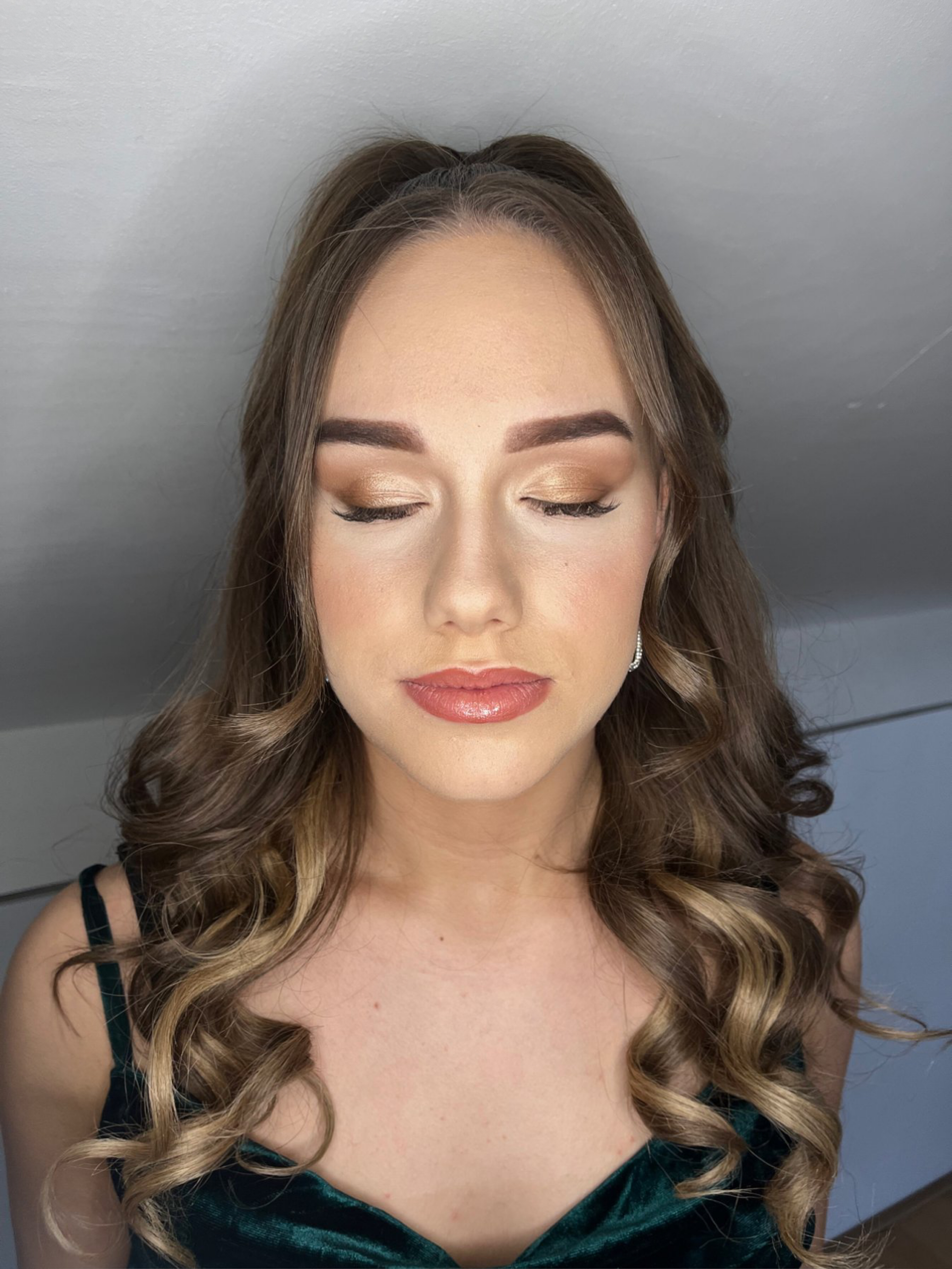 Feestelijke make-up met losse krullen