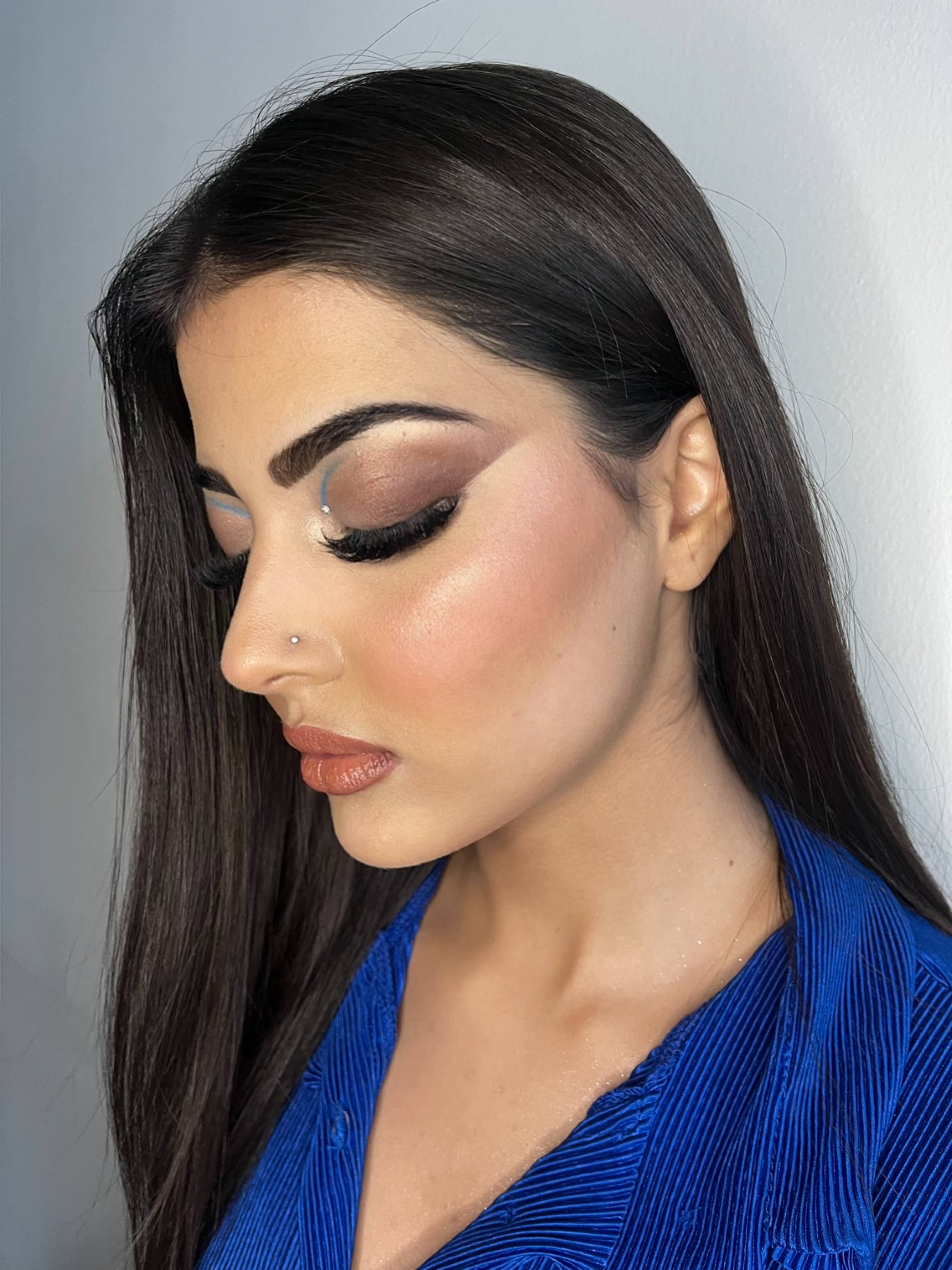 Full glam make-up met strakke contouring, en profil