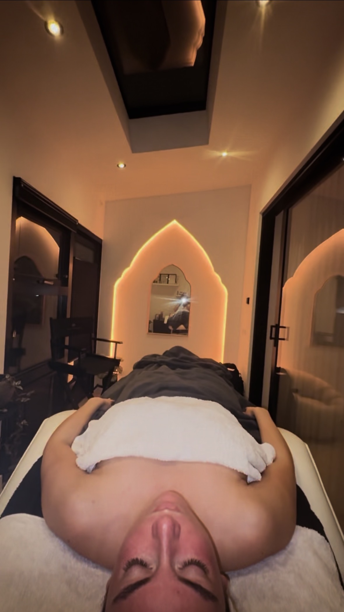 Behandelruimte met verlichte boog bij Inner Skin Studio